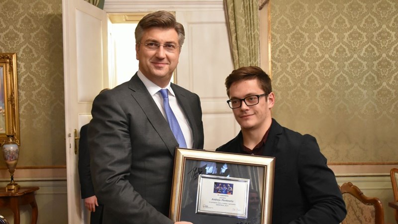 Predsjednik Vlade sa svjetskim prvakom u gimnastici Tinom Srbićem i izaslanstvom Hrvatskoga gimnastičkog saveza